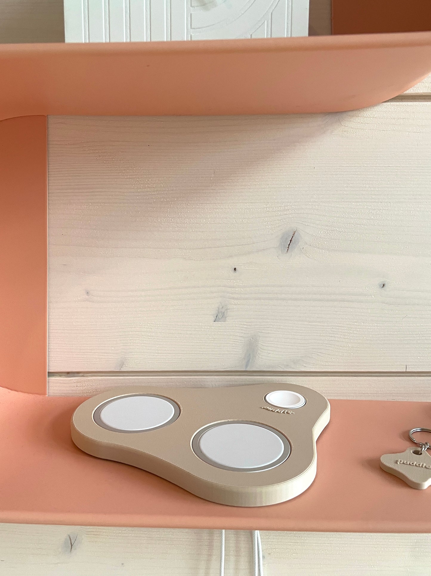 Minimalistinen Puddle III MagSafe latausasema kolmelle Apple tuotteelle