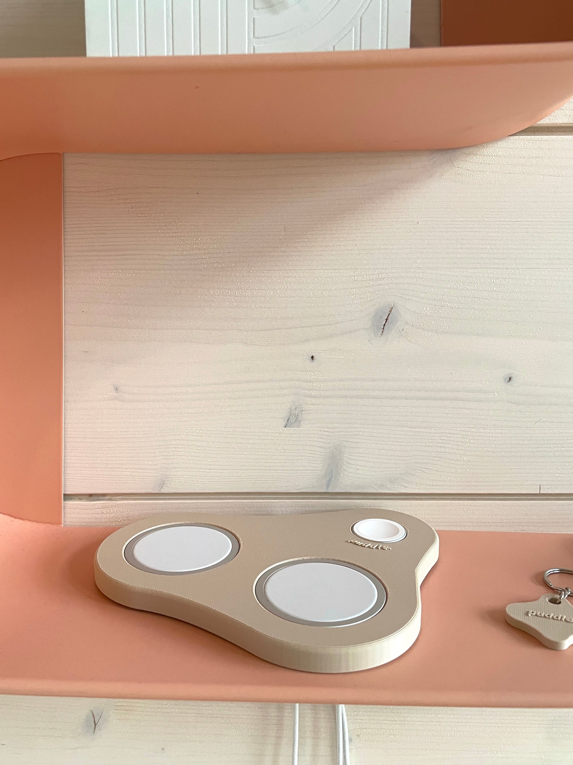 Minimalistinen Puddle III MagSafe latausasema kolmelle Apple tuotteelle