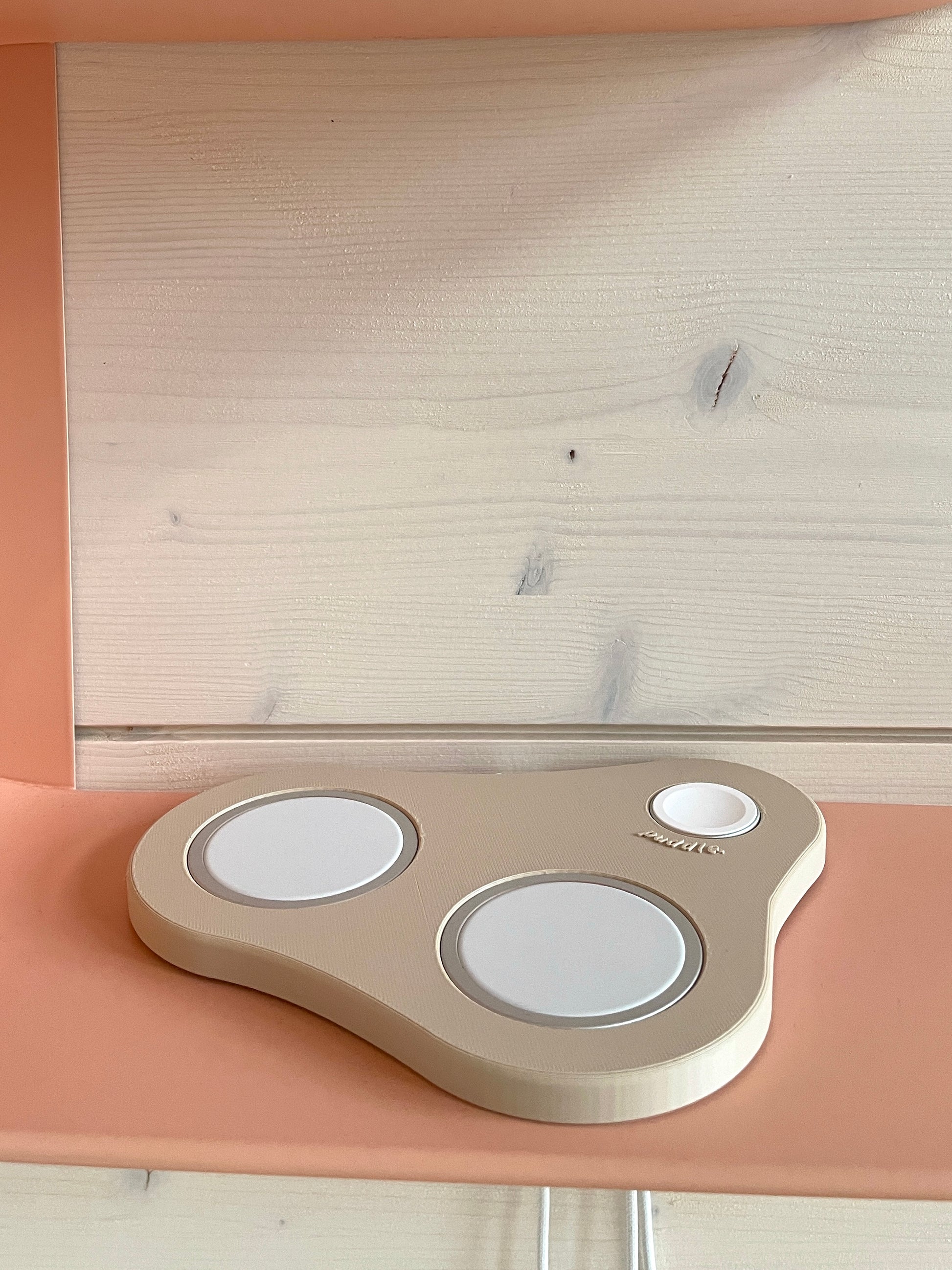 Beige Puddle III MagSafe lataustelakka kolmelle iPhone 12-17 mallin, AirPod kotelon ja Apple Watchin lataukseen