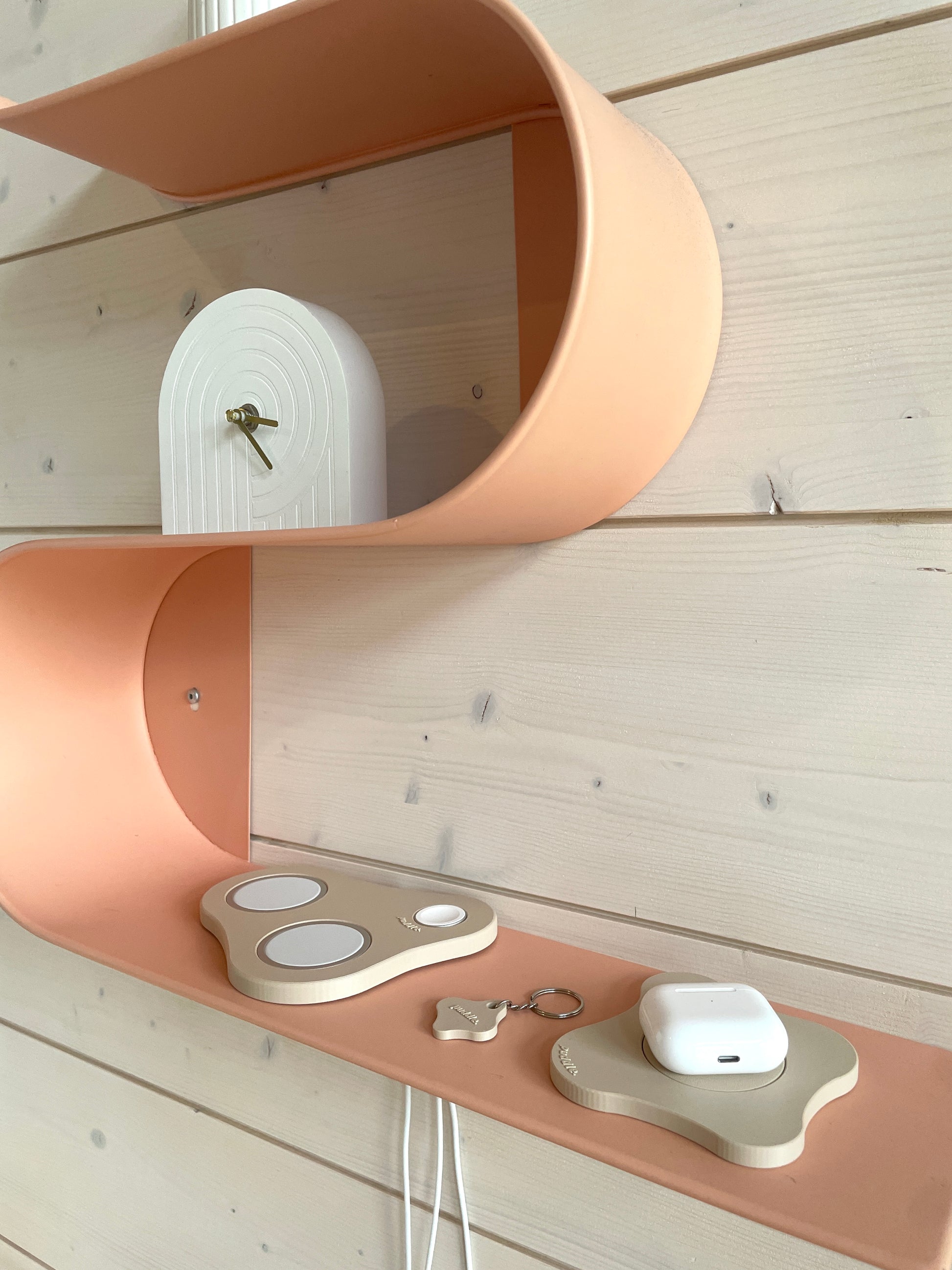 Minimalistinen Puddle MagSafe latausasema ja -teline kodin hyllyllä